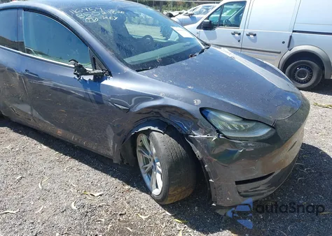 2021 Tesla Model Y Standard Range Rear-Wheel Drive z USA, uszkodzony, nr VIN 5YJYGDED2MF116454